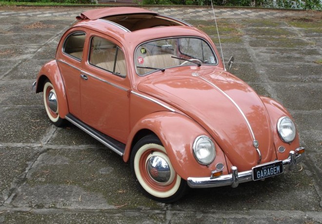 O Fusca alemão de Gromow: fabricado em 1955, modelo 56, com vidro traseiro oval, teto solar de fábrica, cor vermelha coral e conhecido por 