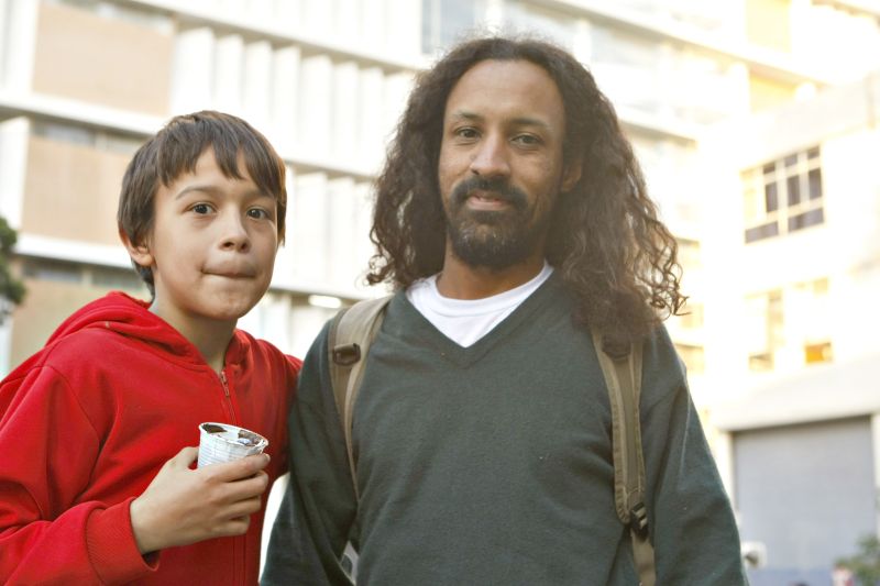Cassius Marcelus Cruz, mestrando da UFPR e professor da rede pública de ensino, na foto ao lado do filho | Antonio Costa/Gazeta do Povo
