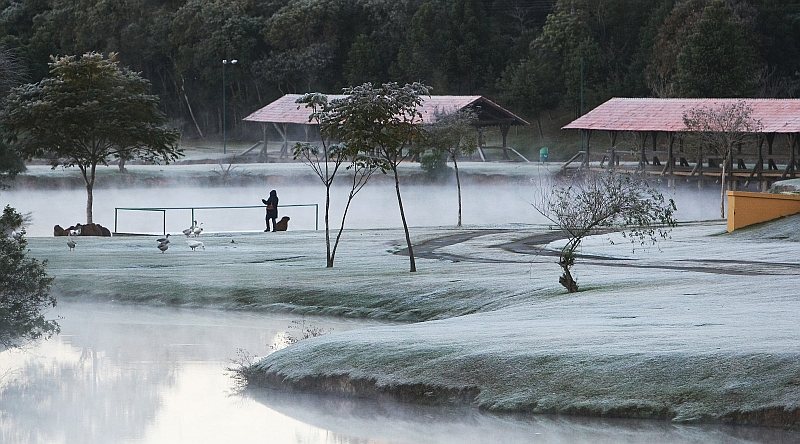 A geada cobriu os campos do Parque Barigui, em Curitiba, na madrugada de ontem: frio intenso deve cessar hoje. Previsão é de chuva forte até o fim de semana | Daniel Castellano/Gazeta do Povo
