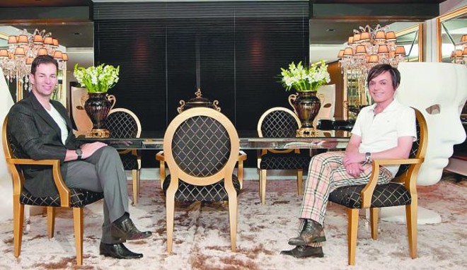 Luiz Maganhoto e Daniel Casagrande já estão com tudo pronto para a abertura da Casa Cor Paraná, que abre na próxima quarta-feira. O ambiente da dupla, o Salão Nobre de Jantar, promete chamar a atenção pelo lustre com mais de 2 mil cristais, pelas poltronas Nemo, do arquiteto italiano Fabio Novembré e móveis da Momentum&Design | 