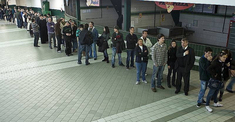 Filas para a compra de ingressos ocuparam os corredores internos do Couto Pereira no final da manhã desta quinta | Antonio Costa / Agência de Notícias Gazeta do Povo