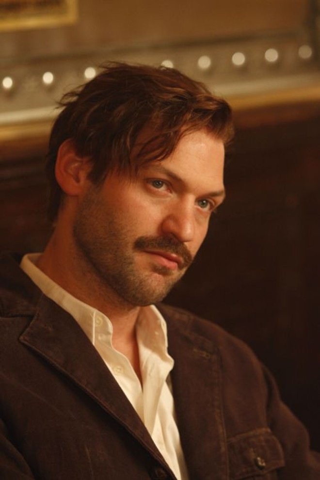 Corey Stoll interpreta o escritor Ernest Hemingway: Paris era uma festa |