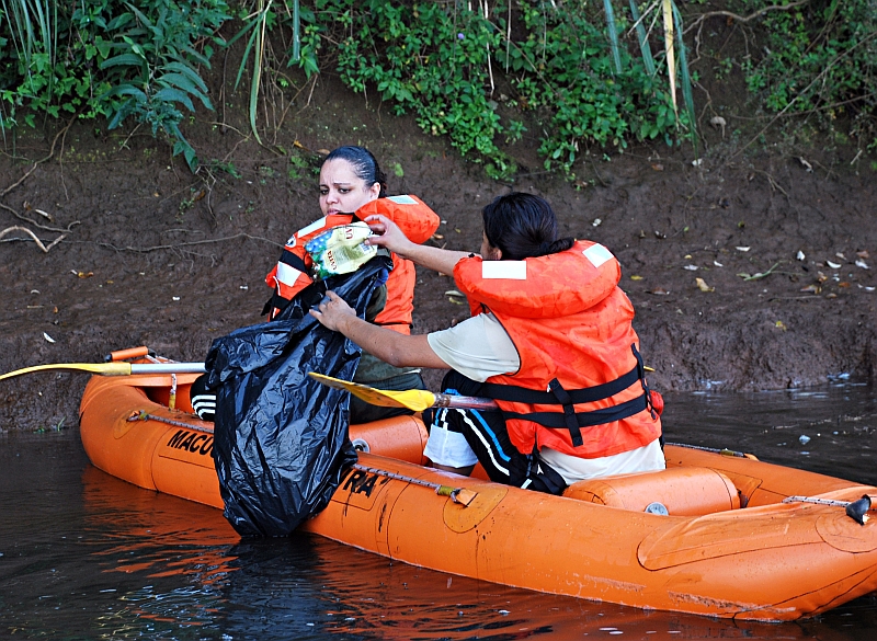 O lixo é jogado por turistas ou levado pela correnteza do rio | Adilson Borges