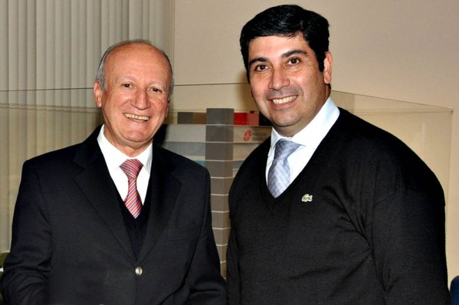 Claudio Lubascher, diretor-geral do futuro Hospital Marcelino Champagnat, recebeu nesta semana em Curitiba o diretor presidente da Planisa, Afonso José de Matos, consultoria especializada em gestão de Saúde. A inauguração do hospital está prevista para o segundo semestre |