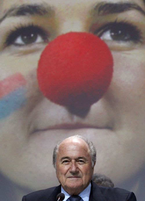 Joseph Blatter e o protesto isolado da fã de futebol: o mundo cobra mais transparência da Fifa | Christian Hartmann/ Reuters