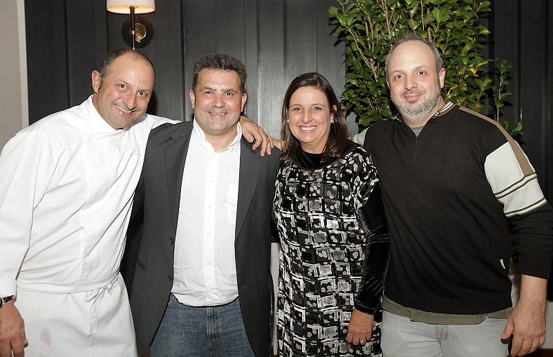 Os irmãos Celso (à esq.), Cecile e Cláudio Freire (à dir.) com o empresário Daniel Costa Júnior, da MC4, no coquetel de lançamento da Excom Digital, novo produto da agência Excom Comunicação Corporativa. Celso assinou a gastronomia do evento, realizado na Casa de Festas do Graciosa Country Club | Júlio César Souza