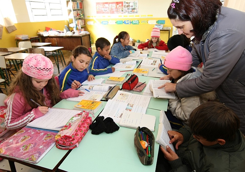 A professora Fabiana Rodrigues orienta alunos multisseriados da Escola  Alô Guimarães, em Fazenda Rio Grande: turma tirou o primeiro lugar em avaliação de matemática | Aniele Nascimento/Gazeta do Povo