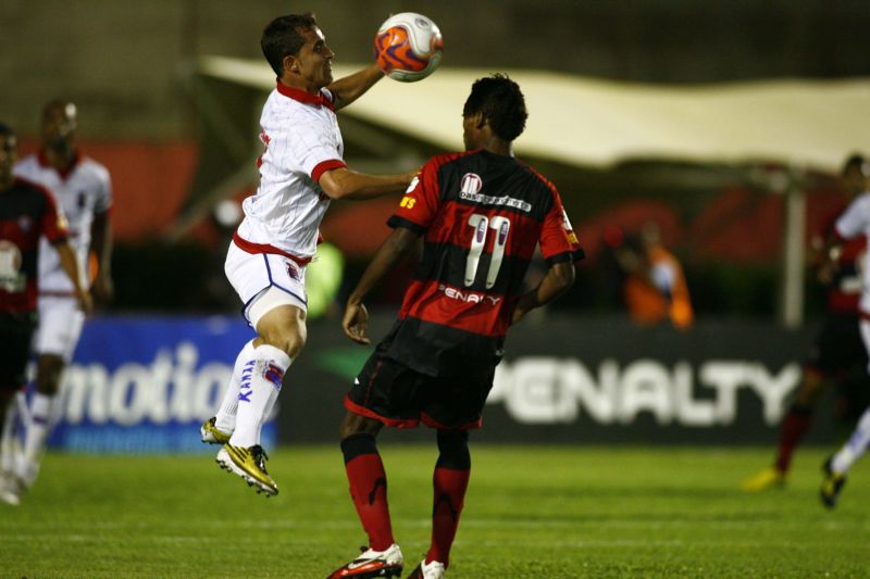 Lisa e Marquinhos disputam a bola em jogo movimentado na Bahia | Arisson Marinho/ Correio