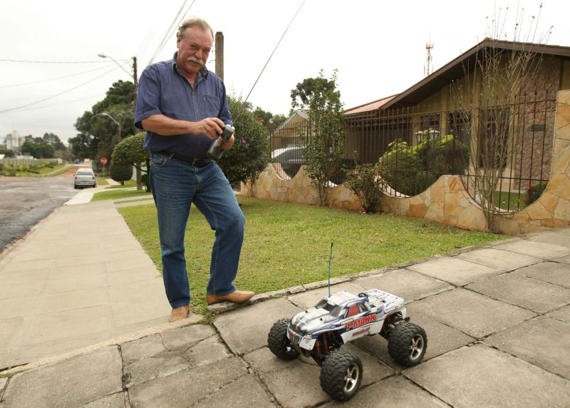 Landuche teve dois enfartes, mas só no segundo largou o cigarro. Agora, para fugir do estresse, ele vai para a rua com o carrinho de controle remoto | Daniel Castellano/ Gazeta do Povo