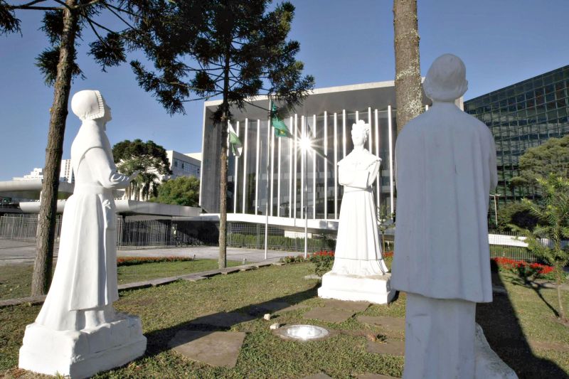 Vista da Assembleia, a partir da Praça Nossa Senhora de Salette: 182 servidores efetivos foram considerados sem função pelo atual comando da Casa, que não os quer nos setores administrativos | Daniel Castellano/ Gazeta do Povo
