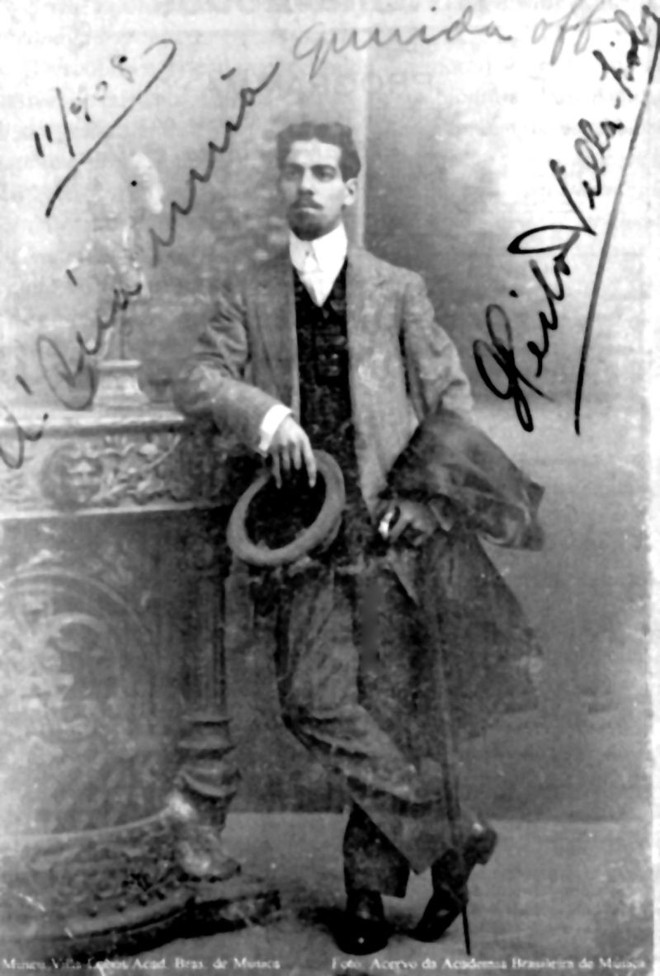 Villa-Lobos posa para uma foto, tirada em um estúdio de Paranaguá, em 1908 | 