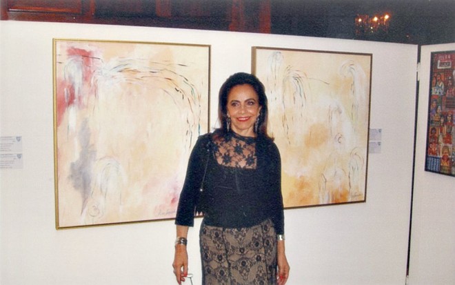 Antonia Rocha Loures posa ao lado de suas telas no cocktail de abertura do XIII Salão Graciosa de Artes Plásticas |