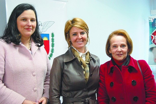 Fernanda Richa entre Patricia Marega Pacheco, coordenadora de Cursos Itinerantes, e Rosicléia Polatti Cordeiro, presidente da ASEC (entidade mantenedora da escola) que visitaram a primeira-dama para apresentar projeto da Escola de Hotelaria