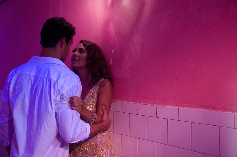 Cauã Reymond vive João, jovem sem perspectivas, apaixonado pela dançarina Gilda, interpretada pela curitibana Fabiula Nascimento | Divulgação