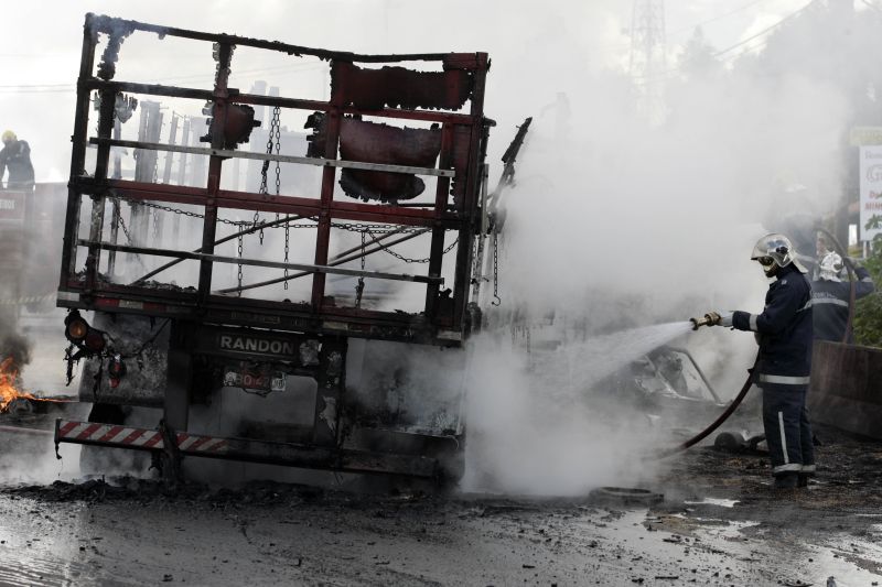 Acidente na BR-376 matou motorista de caminhão, em Ponta Grossa: quanto maior o PIB menor o risco de morrer no trânsito | Henry Milleo/ Gazeta do Povo