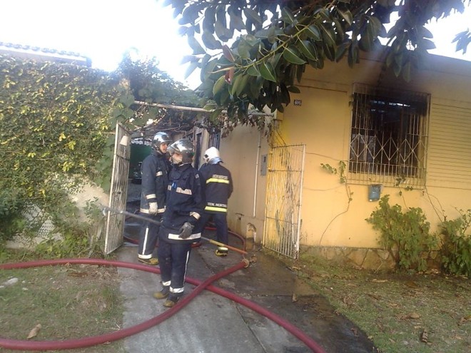 Apenas as paredes externas da casa permaneceram de pé | 