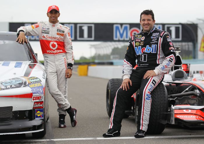 Hamilton com o piloto americano Tony Stewart em evento da Nascar | AFP