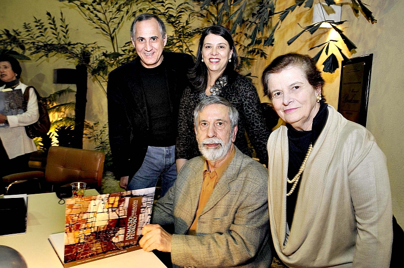 O artista plástico Domício Pedroso lançou ontem na Casa Andrade Muricy o livro Domício Pedroso Variações em torno do tema, em tarde de autógrafos prestigiada pelo secretário da Cultura, Paulino Viapiana. Também na foto, sua filha Lenora Pedroso, diretora do Museu de Arte Contemporânea, e sua mulher, Leyla Pedroso | Kraw Penas