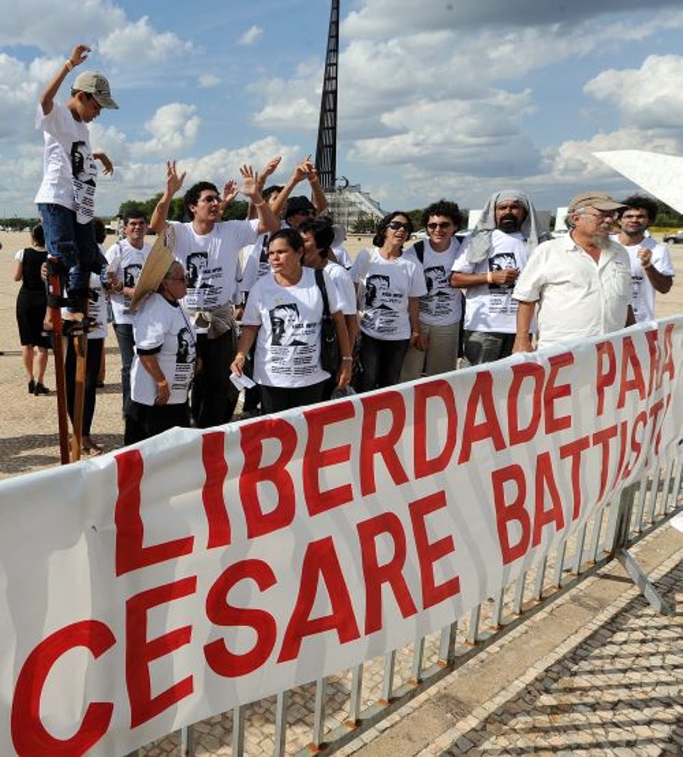 Do lado de fora da Corte, manifestantes pediram a libertação de Battisti | Evaristo Sa/AFP