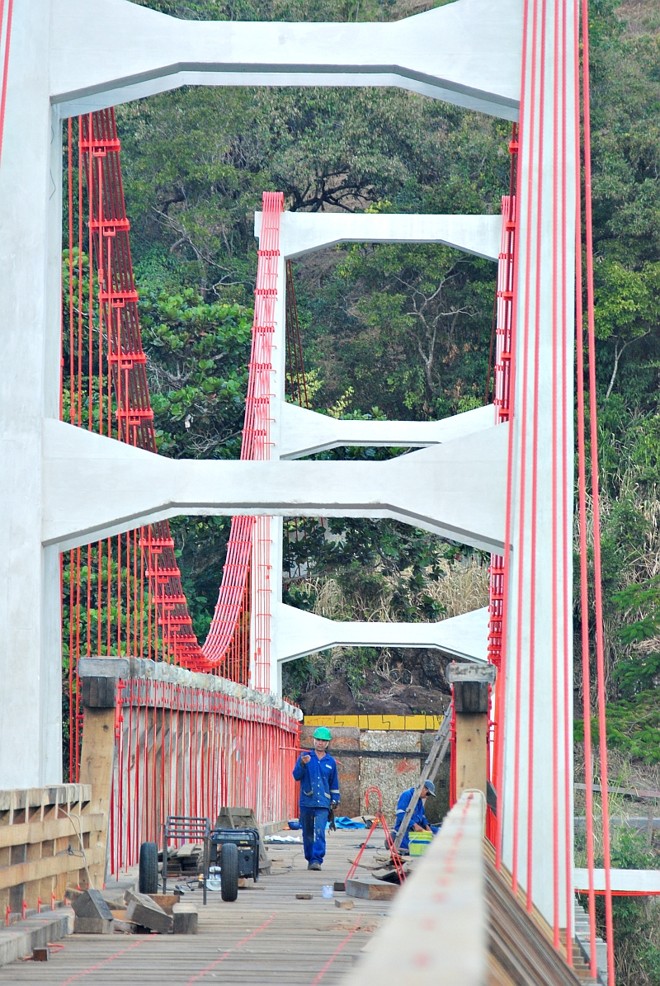 Na sequência (de cima para baixo): a ponte em 1920 e durante sua inauguração, que atraiu famílias e funcionários que viviam nas fazendas cafeeiras; em 1983, após um incêndio do qual foi salva pela população; e atualmente, após a reforma |