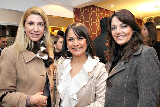 Na última terça-feira, a loja Casa & Design, no Água Verde, recebeu convidados para o coquetel de inauguração do local. Na foto, as designers Liliane Barreiros e Rosangela Pauli, criadoras do ambiente Estar e Escritório Multimídia da Casa Cor PR 2011, ladeiam a proprietária do novo espaço, Mariluci Brambilla |
