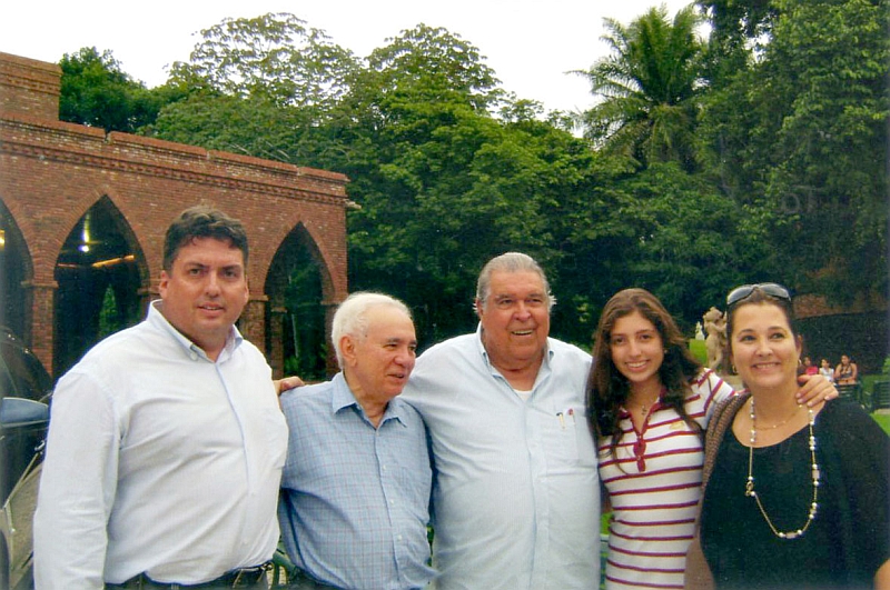 O casal Marco Túlio e Alessandra Vargas mais a filha Sabrina circundam Tácito Pimentel e o megaempresário Ricardo Brennand, presidente do Instituto que tem o seu nome e se localiza no Recife. Relacionam-se em sua coleção obras de Rodin e a maior coleção particular de Frans Post do Brasil | Divulgação