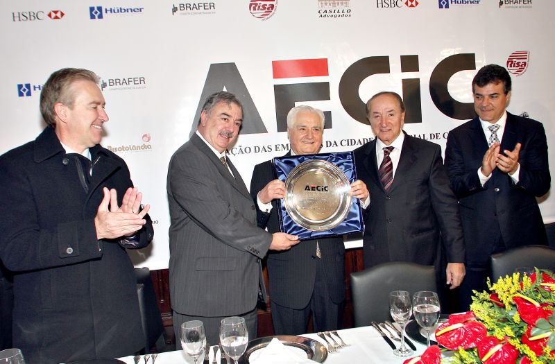 Sob os aplausos do prefeito Luciano Ducci e do governador Beto Richa, o empresário Alceu Antimo Vezozzo, presidente da Rede Bourbon Hotéis & Resorts, recebeu o troféu Personalidade Aecic 2011, em concorrido almoço realizado ontem no Graciosa Country Club. A homenagem foi entregue pelo presidente da entidade, Marino Garofani (à dir.), e pelo diretor João Casillo | Mauro Campos