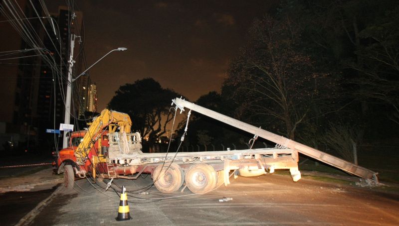 Caminhão bateu e derrubou um poste, que caiu sobre o veículo, bloquando as quatro vias da Rua Padre Agostinho | Daniel Castellano/Gazeta do Povo