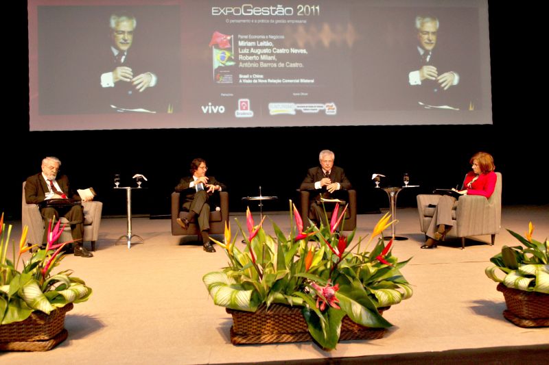 Antonio Barros de Castro, Roberto Milani, Luiz Augusto Castro Neves e Míriam Leitão, durante painel da Expogestão | Divulgação