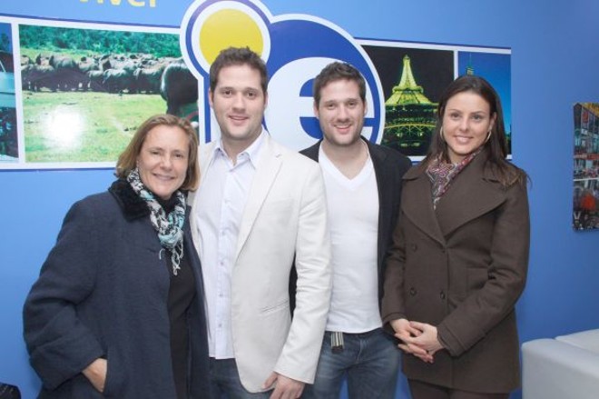 IE INTERCÂMBIO INAUGURA ESPAÇO -Os irmãos Thadeu e Cyro Picchi inauguraram em Curitiba uma filial da agência IE Intercâmbio, especializada em cursos de línguas, trabalho no exterior e parcerias com universidades para pós-graduações e MBAs. O elogiado projeto do espaço, que fica no Batel, foi assinado pela arquiteta Gisela Carnasciali Miró. Os anfitriões contaram com a presença da mãe no evento, a atriz global Elizabeth Savalla, na foto ladeados pela vereadora Renata Bueno | 