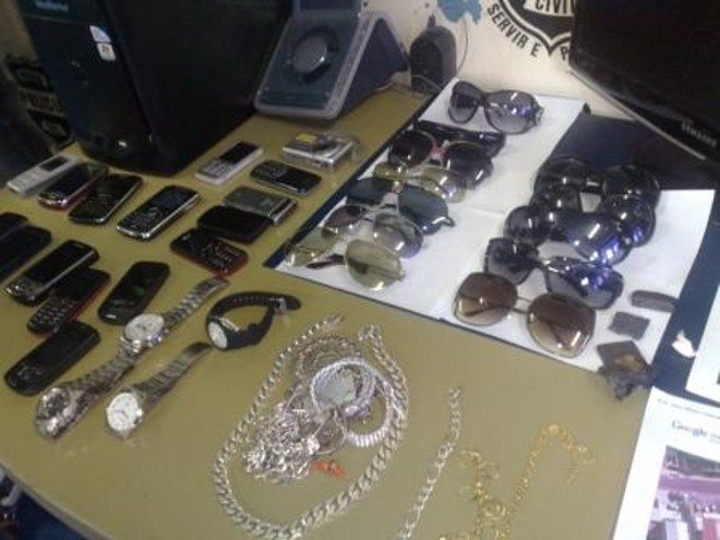 Objetos como celulares,óculos de sol e joias encontrados na casa | 