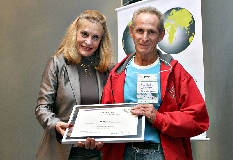 A presidente da Associação de Mulheres de Negócios e Profissionais de Curitiba, Lylian Vargas, entregou o primeiro certificado ao catador Floriano da Silva, do projeto EcoCidadão Parceiros do Meio Ambiente da prefeitura , no evento da última quinta-feira no Cietep, quando aconteceu o seminário sobre catadores de materiais recicláveis e empreendedorismo | Joel Rocha