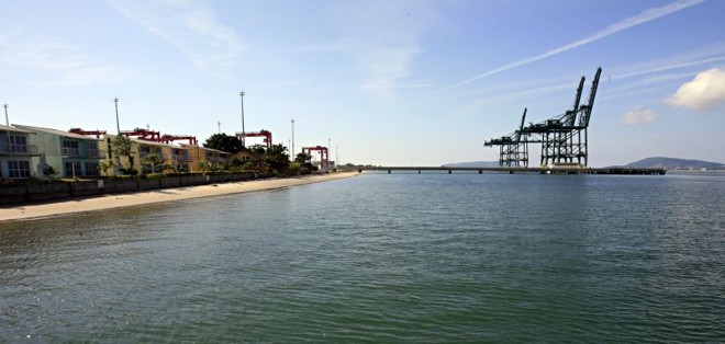 Porto de Itapoá, em Santa Catarina, tido como maior concorrente de Paranaguá: até agora, está encalhado em burocracias | 