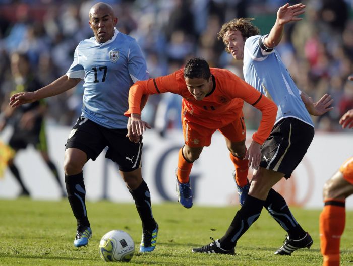 O ex-são paulino Lugan na marcação de Afellay, no amistoso entre Uruguai e Holanda | Andres Stapff / Reuters