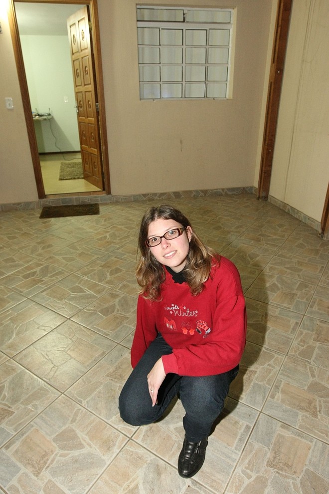 Giovanna de Souza trocou o piso do sobrado onde mora e vai receber o reembolso do valor |