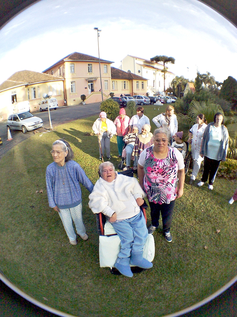 Cleide Moraes (no centro) e Maria Laurinda (à direita) estão entre as moradoras mais antigas do Asilo São Vicente de Paulo | Ivonaldo Alexandre/Gazeta do Povo