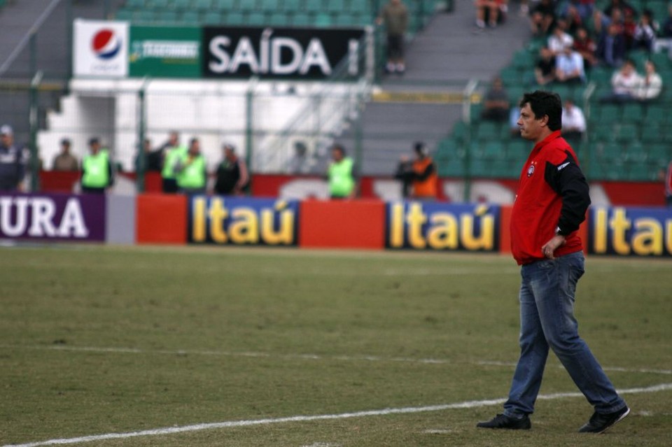 O técnico Adilson Batista admite que a falta de resultados no Brasileiro coloca seu cargo sob ameaça, mas lembra que já havia alertado para as dificuldades do Nacional: Não é mais o campeonato de presos, falou, referindo-se ao Paranaense | Walter Alves/ Gazeta do Povo