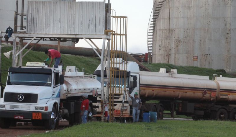 Governo quer que distribuidoras mantenham estoques para um mês de consumo | Dirceu Portugal/Gazeta do Povo
