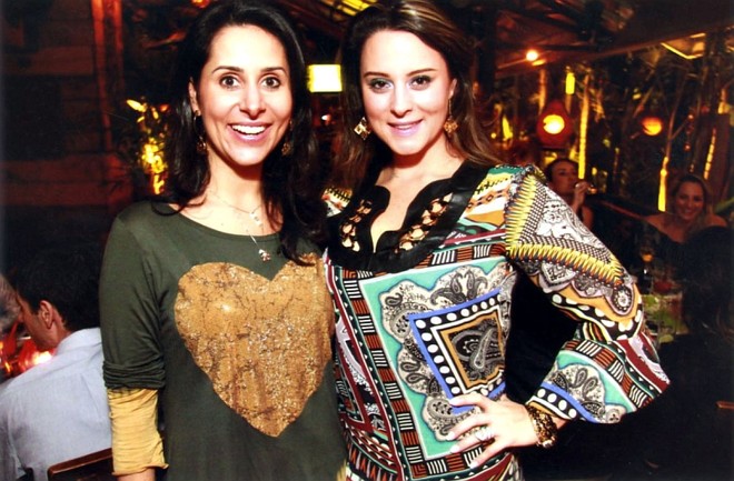 Na movimentação do Taj, point da noite elegante curitibana, as amigas Tatiana Hyczy e Paola Demeterco, esta em tempo de nova idade |