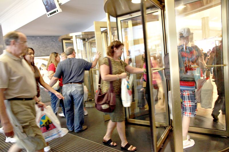 Loja de departamentos em Nova York: brasileiros continuam gastando cada vez mais, mas mudaram a forma de pagamento | SpencerPlatt/GettyImages/AFP