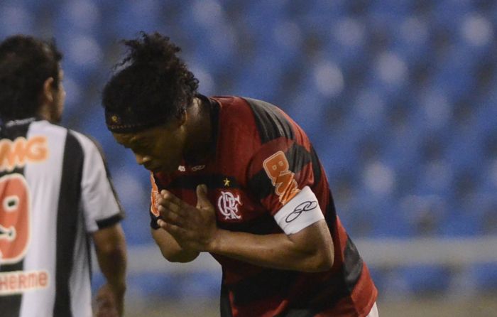 Ronaldinho Gaúcho agrade aplausos da torcida após goleada sobre o Atlético-MG | Alexandre Loureiro/VIPCOMM