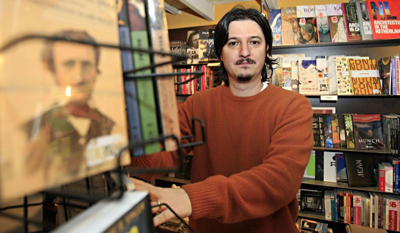 O editor e livreiro Thiago Tizzot é exemplo no faça você mesmo literário | Priscila Forone/Gazeta do Povo