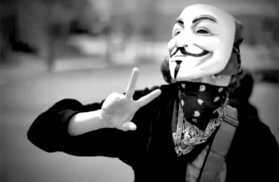 Vídeo do grupo LulzSec mostra ativista usando máscara do personagem do filme V de Vingança, que luta contra a corrupção | Reprodução internet