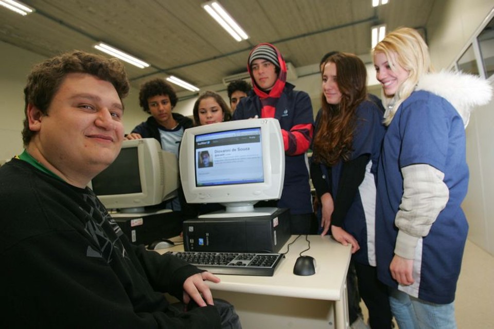 Para controlar a indisciplina da turma, o professor Diovanni de Souza agregou ferramentas de interesse dos alunos às aulas | Ivonaldo Alexandre/Gazeta do Povo