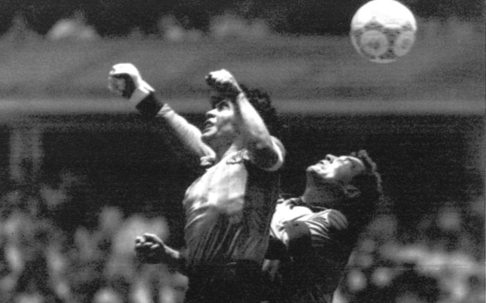 Maradona marca contra a Inglaterra o gol de mão na Copa de 86 |