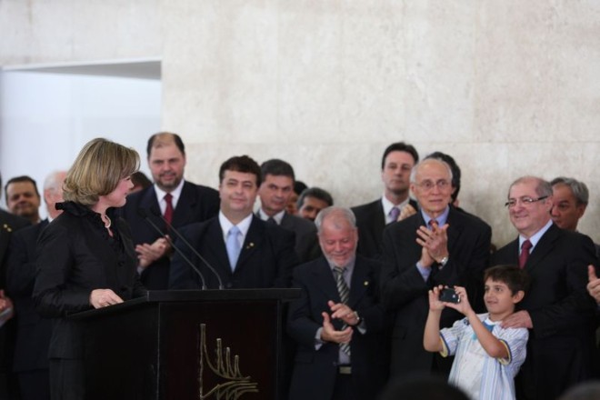 A ministra Gleisi Hoffmann, no dia em que tomou posse como chefe da Casa Civil no ano passado, sendo fotografada pelo filho João Augusto, com 9 anos na época. |