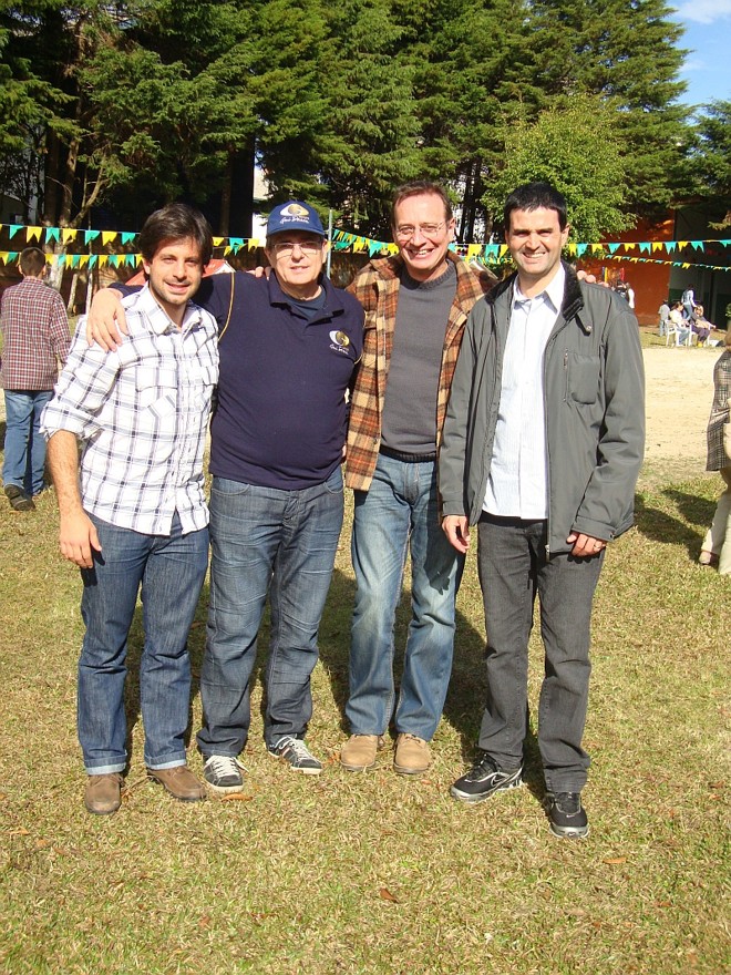 No 1.° Arraiá que o Instituto Gui Darin promoveu sábado, em prol das mais de cem crianças com deficiência atendidas pela Associação Paranaense para o Desenvolvimento do Potencial Humano, estavam Felipe Nasser Daher, diretor da Secretaria Municipal do Esporte, Lazer e Juventude; Marcio Darin, presidente da Apadeh e colaborador do Instituto; o arquiteto Paulo Ritter Oliveira e Luiz Humberto de Souza Daniel, presidente da Uniodonto | 