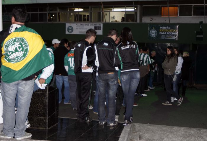 Torcida do Coritiba começa a entrar no Couto Pereira por volta das 18 horas desta quarta | Walter Alves / Gazeta do Povo