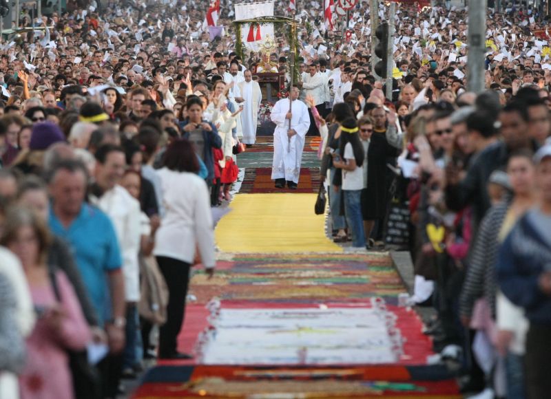 Fiéis seguem em procissão pelo tapete de 2,3 quilômetros montado no Centro de Curitiba | Marcelo Elias/Agência de Notícias Gazeta do Povo