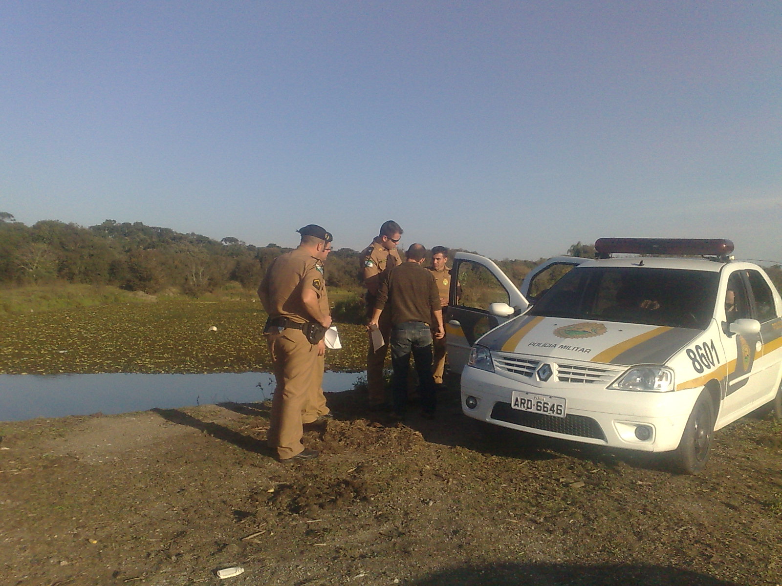 Policiais chegaram ao local por volta das 13h30 desta sexta-feira (17), depois que moradores da região encontraram um corpo | Felippe Aníbal / Gazeta do Povo